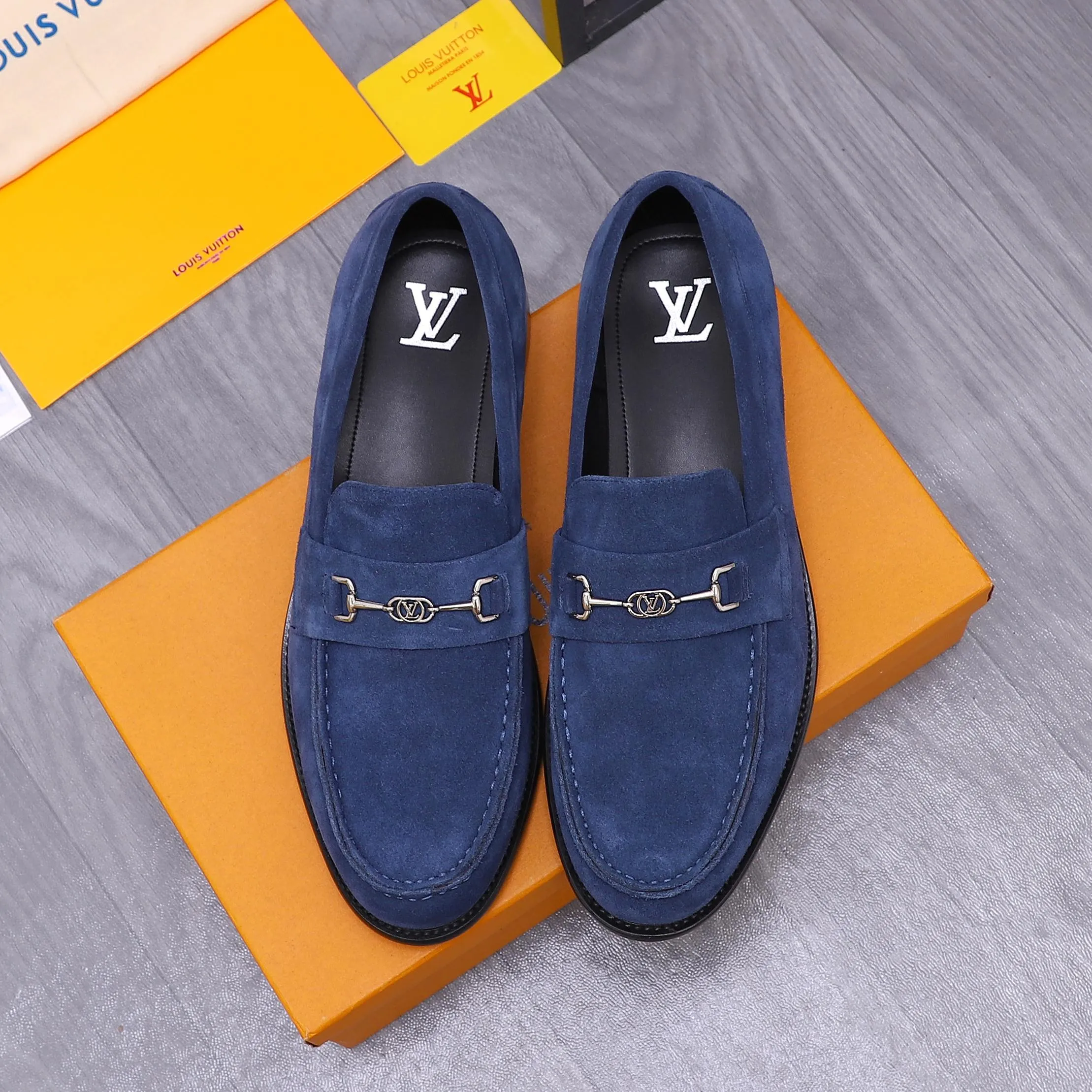 Men's shoes 💰660 Product trademark: LV [Louis Vuitton] business casual slip-on leather shoes, regular size. Size: 39-44 (38.45 custom-made, non-refundable) Product materials: Selected frosted cowhide upper, cowhide lining, original outsole